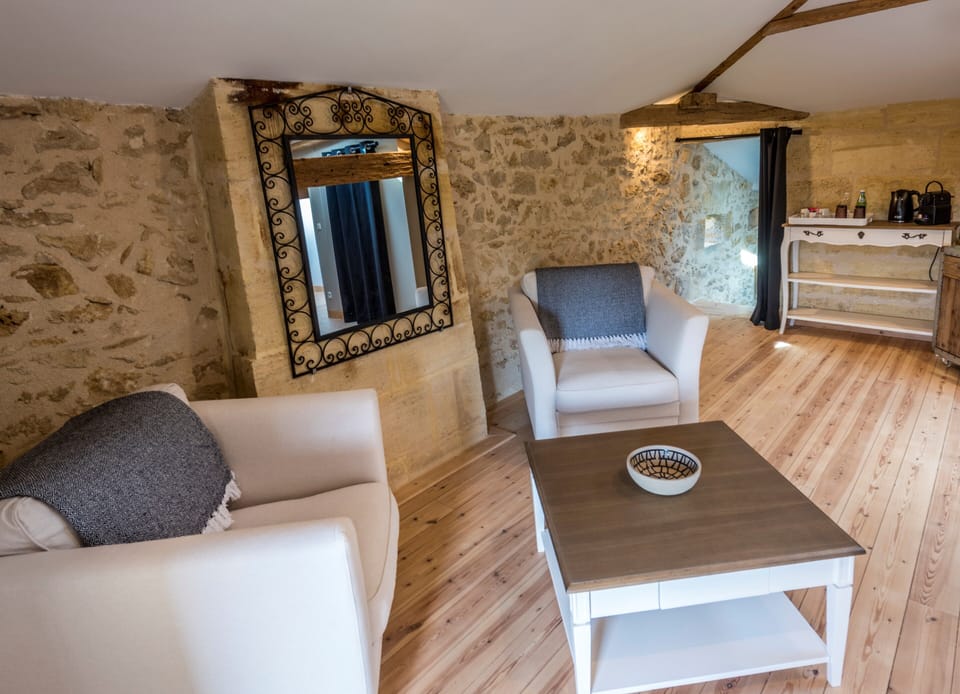 Comfort Double Room (La Bardanne) | Living area | Offices