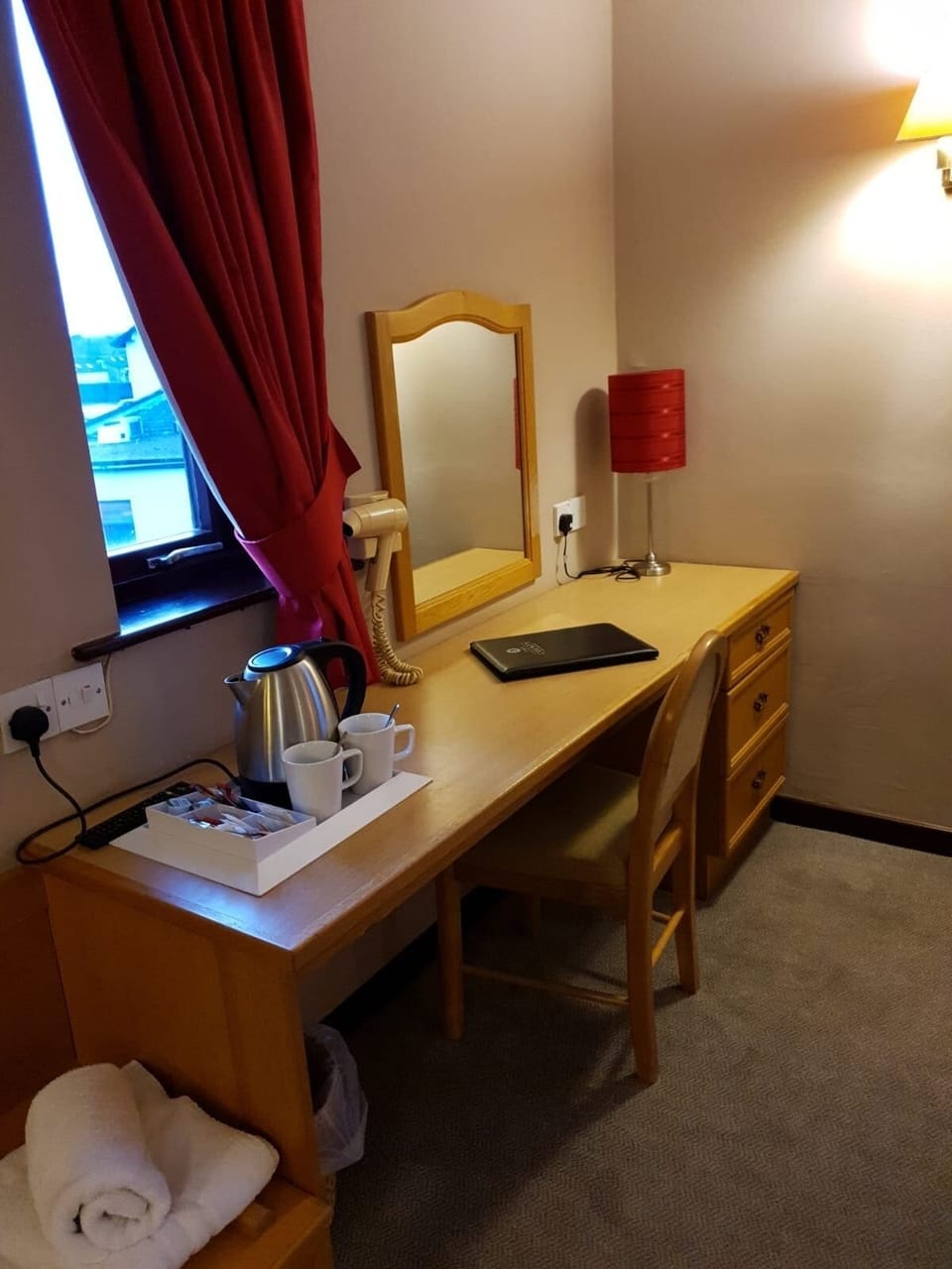 Deluxe Double Room, 1 King Bed, Non Smoking | In-room business center