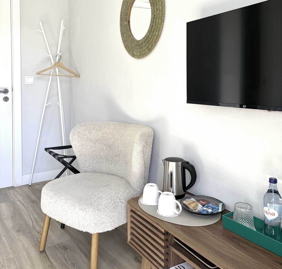 Standard Room, 1 Bedroom, City View (402) | Living area | 32-cm flat-screen TV with cable channels, TV