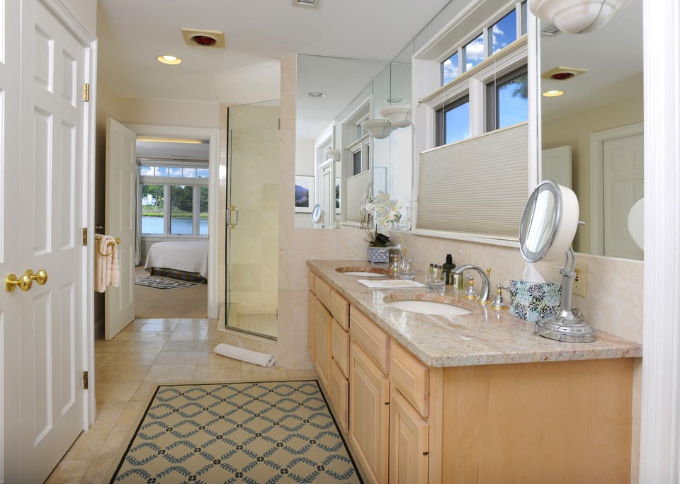 Heron Room | Bathroom | Designer toiletries, hair dryer, bathrobes, towels