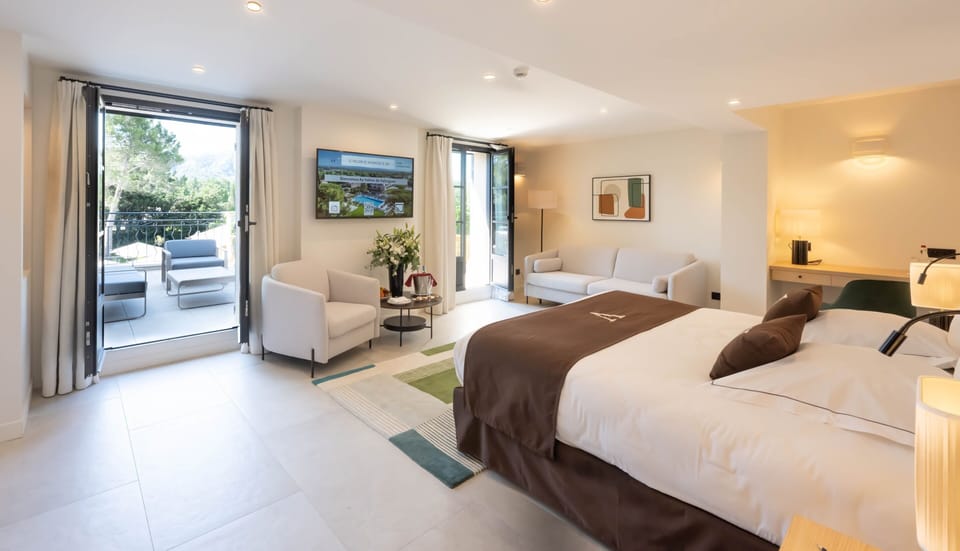 Premium Suite | Premium bedding, minibar, in-room safe, individually decorated