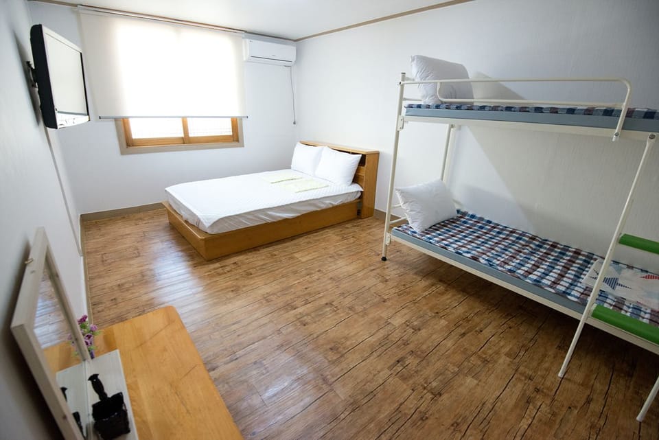 Family Room | Soundproofing, free WiFi, bed sheets