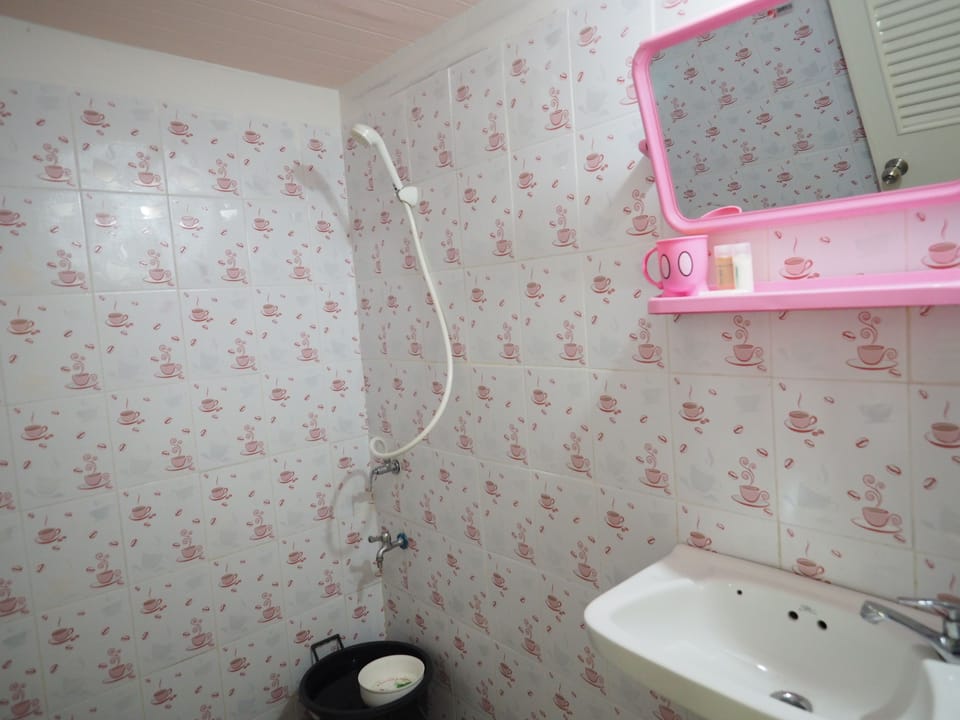 Standard Double Room with Fan  | Bathroom | Shower, free toiletries, towels