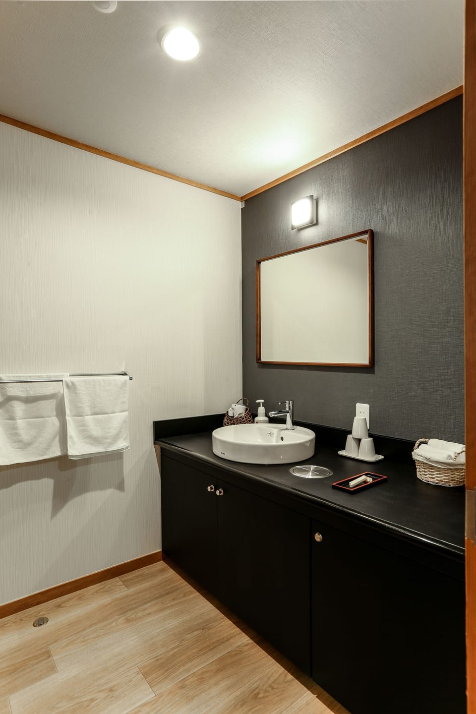 Lodge Style Twin Room | Bathroom | Free toiletries, hair dryer, slippers, electronic bidet