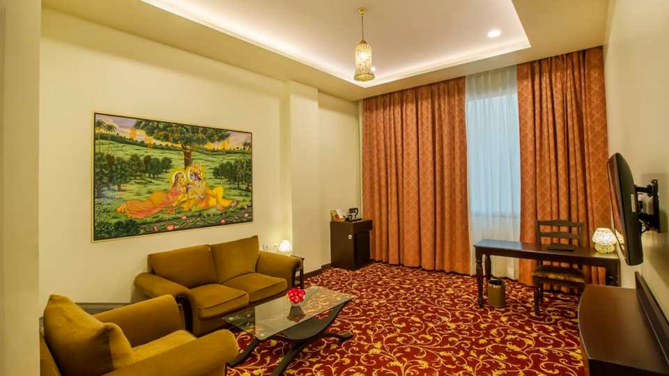 Executive Suite, Non Smoking | Living room | Flat-screen TV