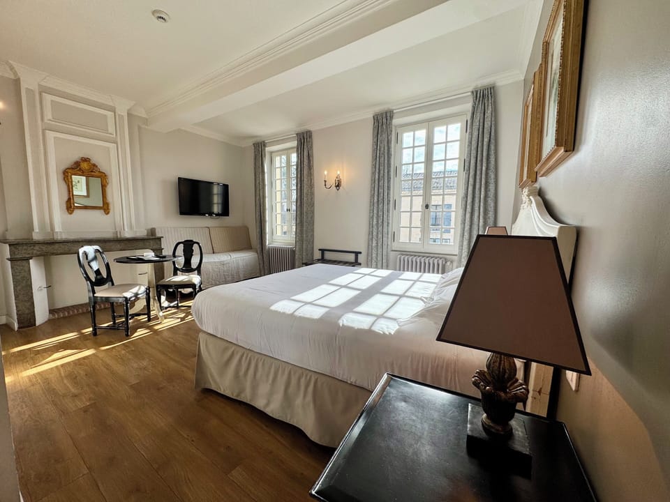 Premium Triple Room | Desk, blackout drapes, iron/ironing board, free WiFi