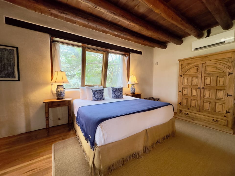 Deluxe King Suite (Pet Friendly) | Premium bedding, down comforters, WiFi (free), individually decorated