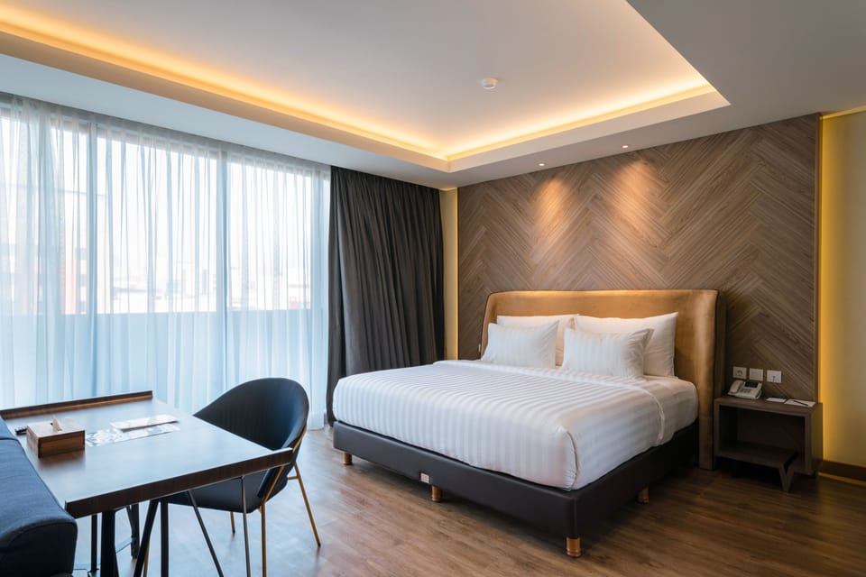 Minibar, in-room safe, desk, iron/ironing board
