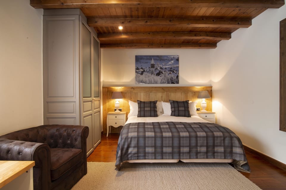 Deluxe Double Room, Non Smoking | In-room safe, desk, blackout drapes, soundproofing