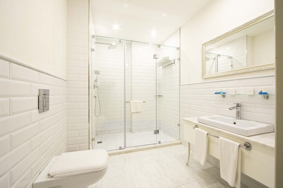 Executive Double or Twin Room, Non Smoking | Bathroom | Combined shower/tub, free toiletries, bathrobes, slippers
