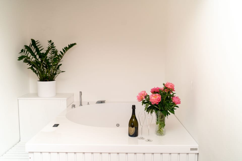 Deluxe Studio Suite, Hot Tub, Sea View | Private spa tub