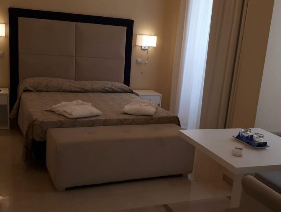 Junior Studio Suite | In-room safe, individually furnished, soundproofing, free WiFi