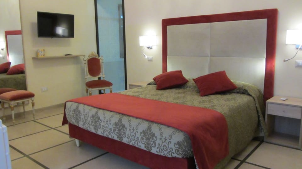 Double Room, Jetted Tub | In-room safe, individually furnished, soundproofing, free WiFi