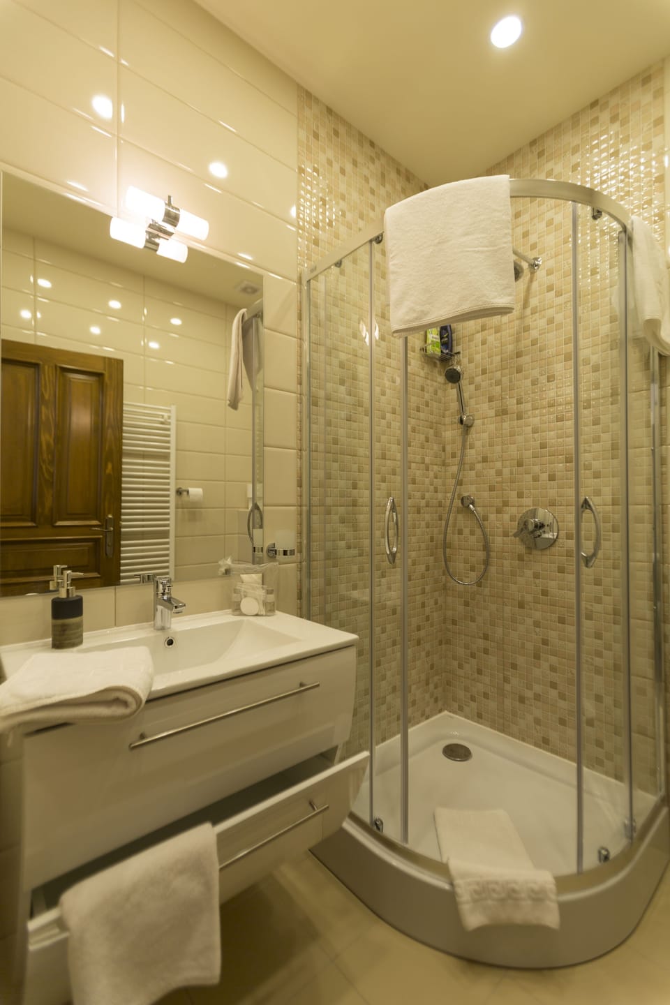 Superior Double Room, Non Smoking | Bathroom | Shower, free toiletries, hair dryer, slippers