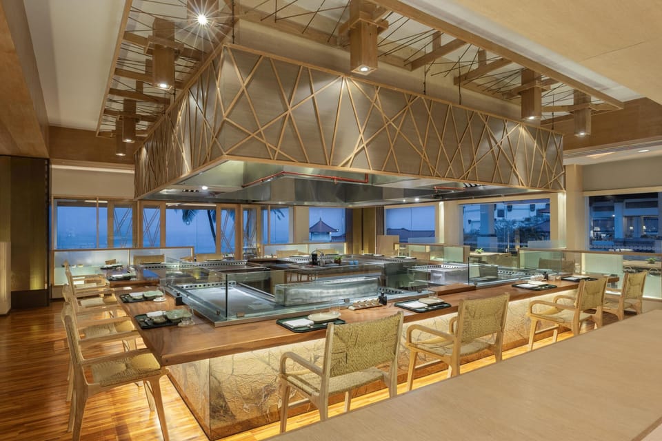7 restaurants; breakfast, lunch, and dinner served
