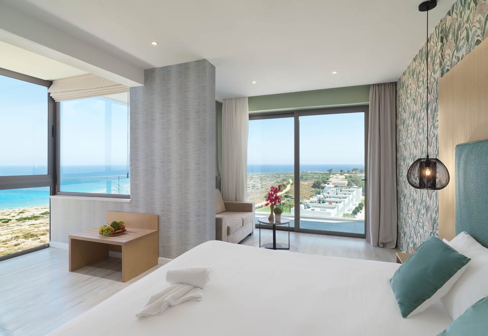Junior Suite, Hot Tub, Sea Facing (Outdoor Jetted Tub) | Minibar, in-room safe, soundproofing, free WiFi