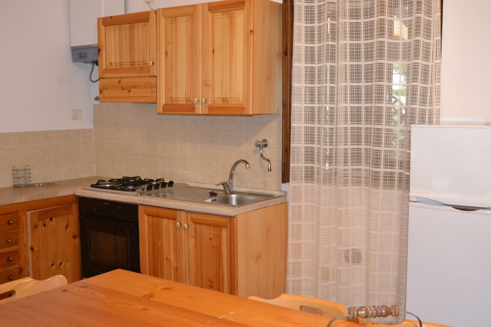 Standard Apartment | Private kitchen | Fridge, stovetop, coffee/tea maker, cookware/dishes/utensils