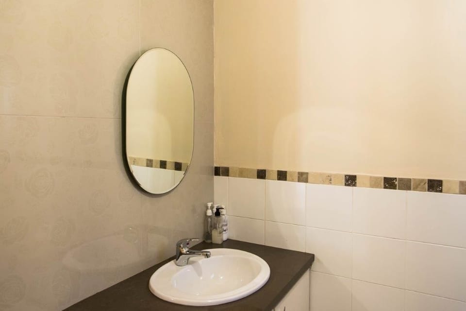 Luxury Double Room, 1 Bedroom, Accessible, Non Smoking | Bathroom | Shower, free toiletries, towels