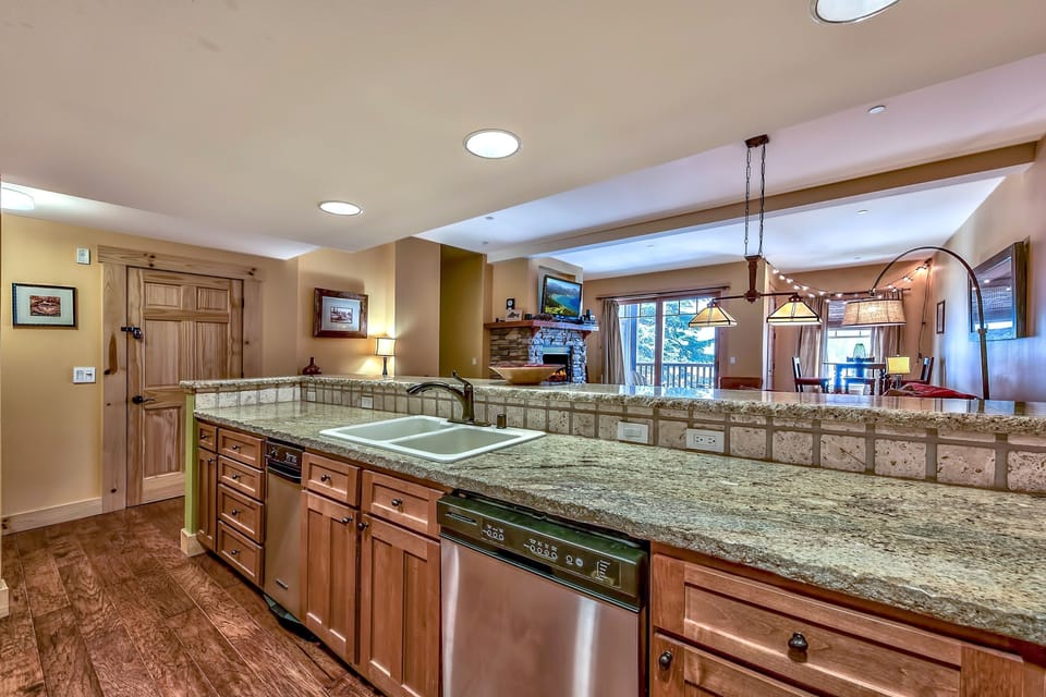 Townhome, 3 Bedrooms | Private kitchen | Fridge, oven, coffee/tea maker, toaster