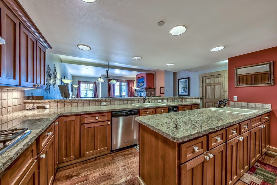 Townhome, 3 Bedrooms | Private kitchen | Fridge, microwave, oven, dishwasher