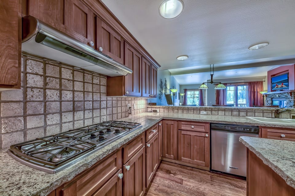 Townhome, 3 Bedrooms | Private kitchen | Fridge, microwave, oven, dishwasher