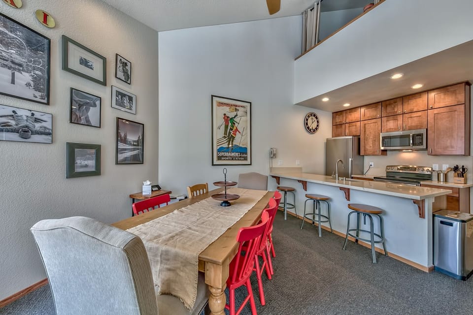 Condo, 2 Bedrooms | Dining