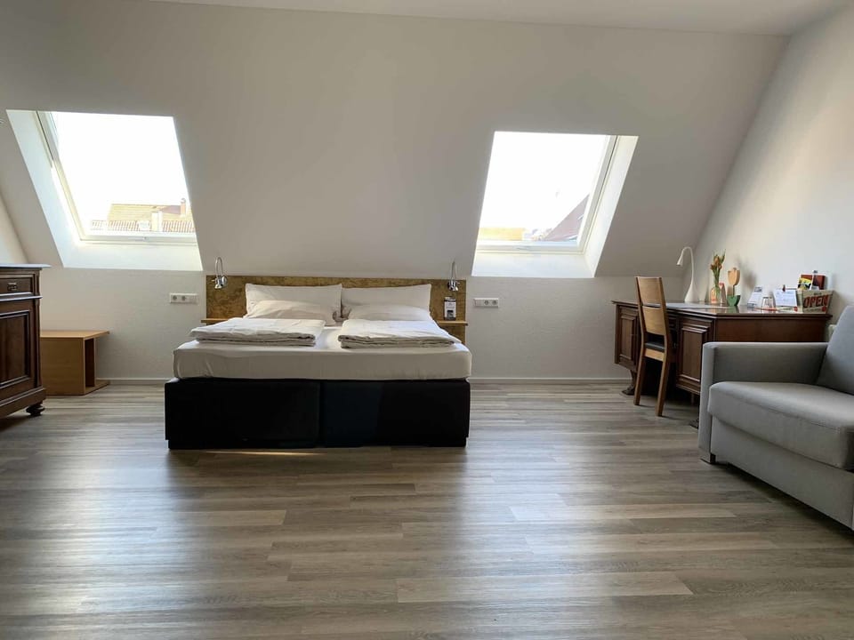 Family Room | Hypo-allergenic bedding, blackout drapes, soundproofing