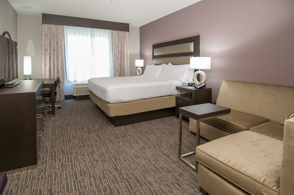 Standard Room, 1 King Bed | In-room safe, desk, soundproofing, iron/ironing board