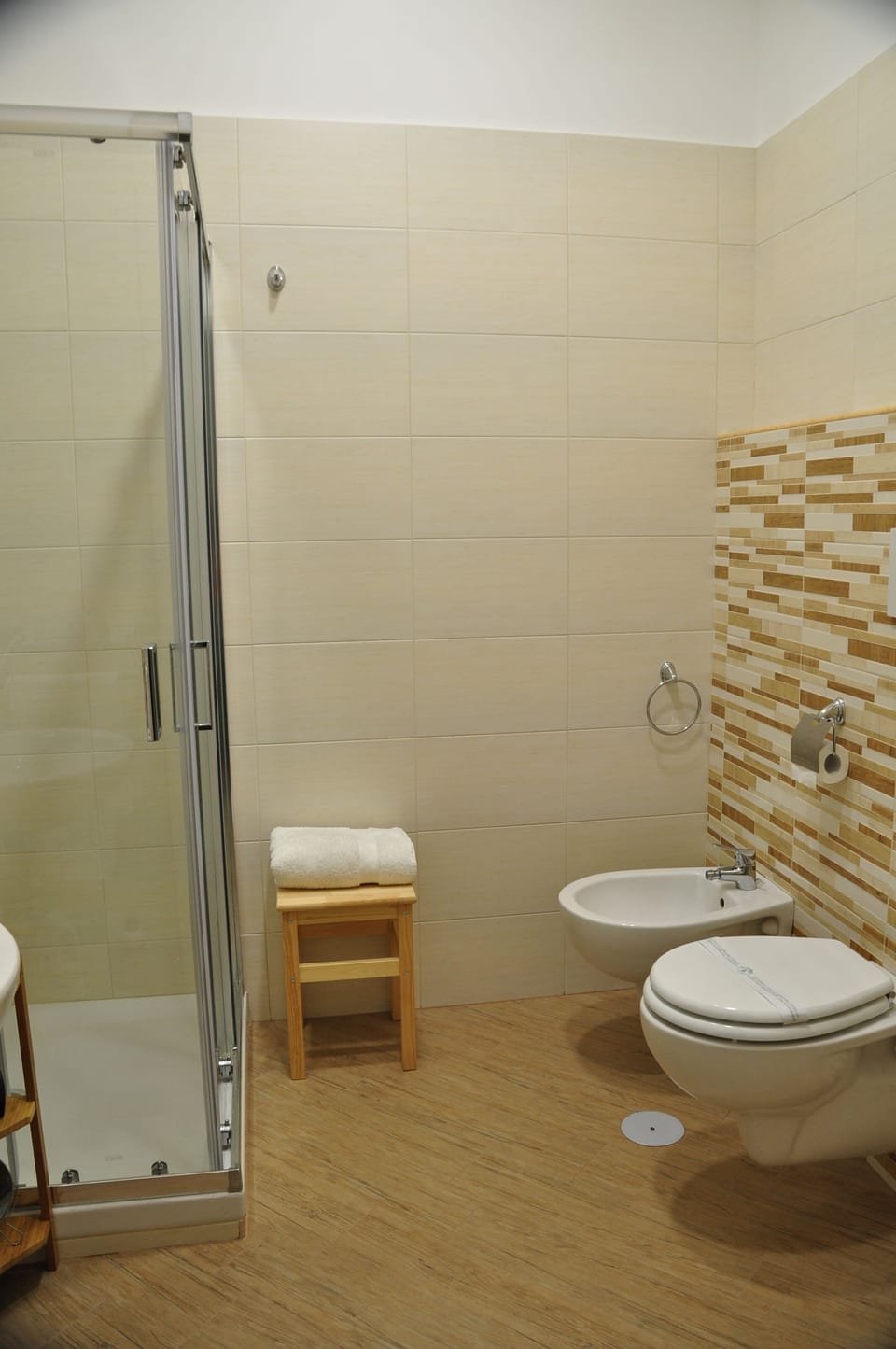 Basic Double Room | Bathroom | Shower, free toiletries, hair dryer, bidet
