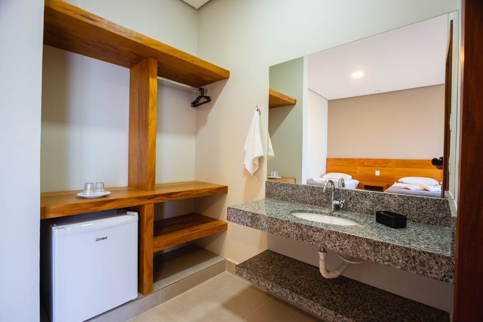 Deluxe Suite, Lake View | Bathroom sink