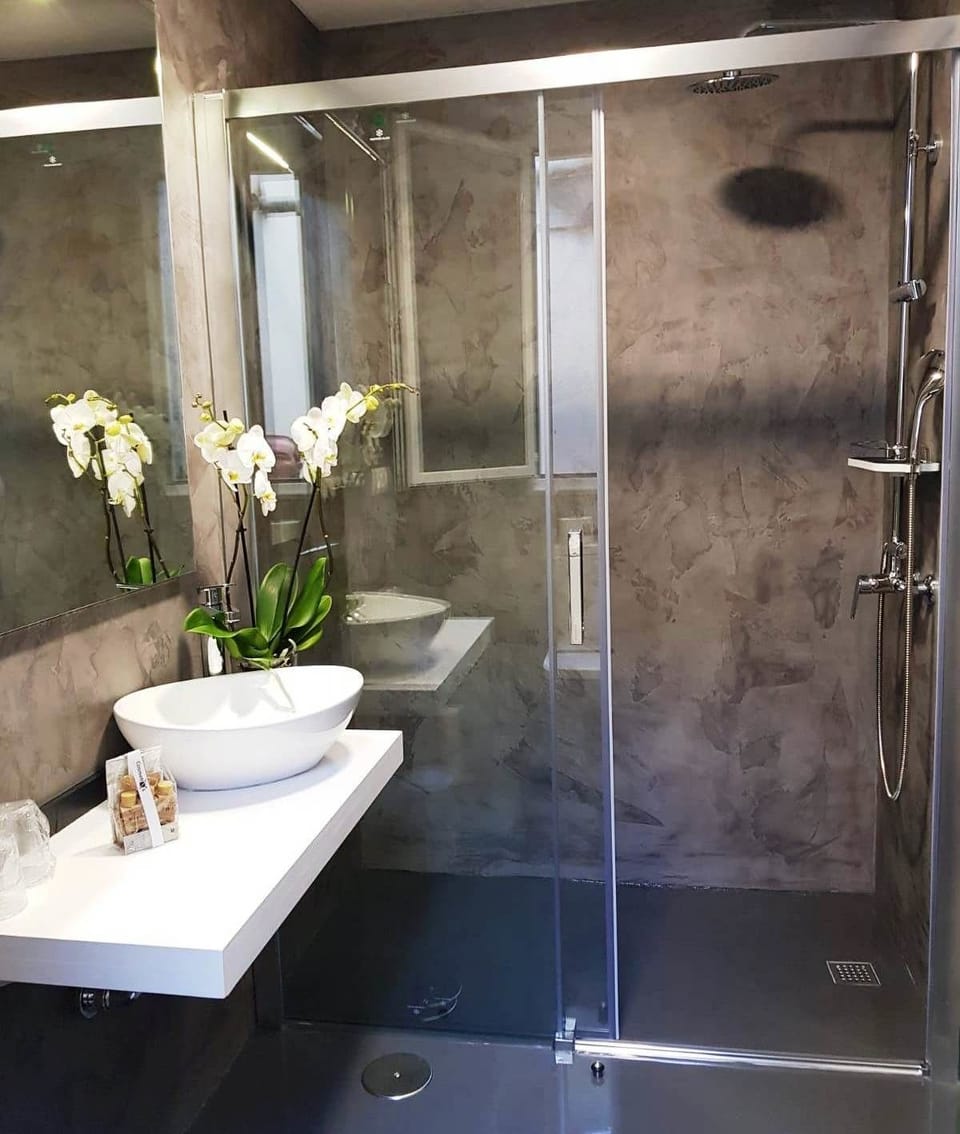 Superior Double Room | Bathroom | Free toiletries, hair dryer, slippers, towels