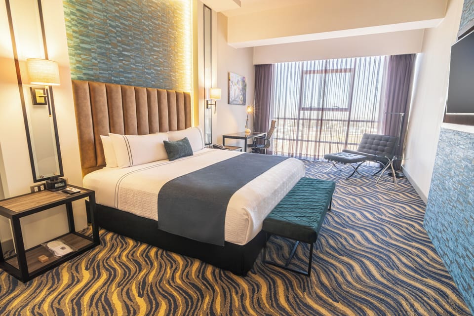Executive Room, 1 King Bed | Minibar, in-room safe, desk, laptop workspace
