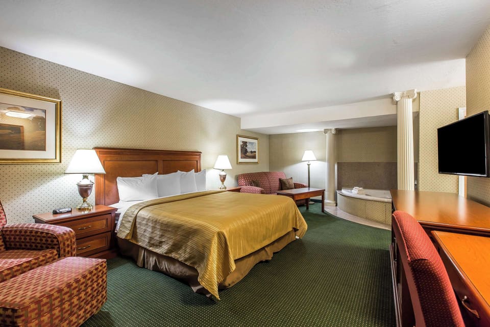 2 bedrooms, in-room safe, desk, iron/ironing board