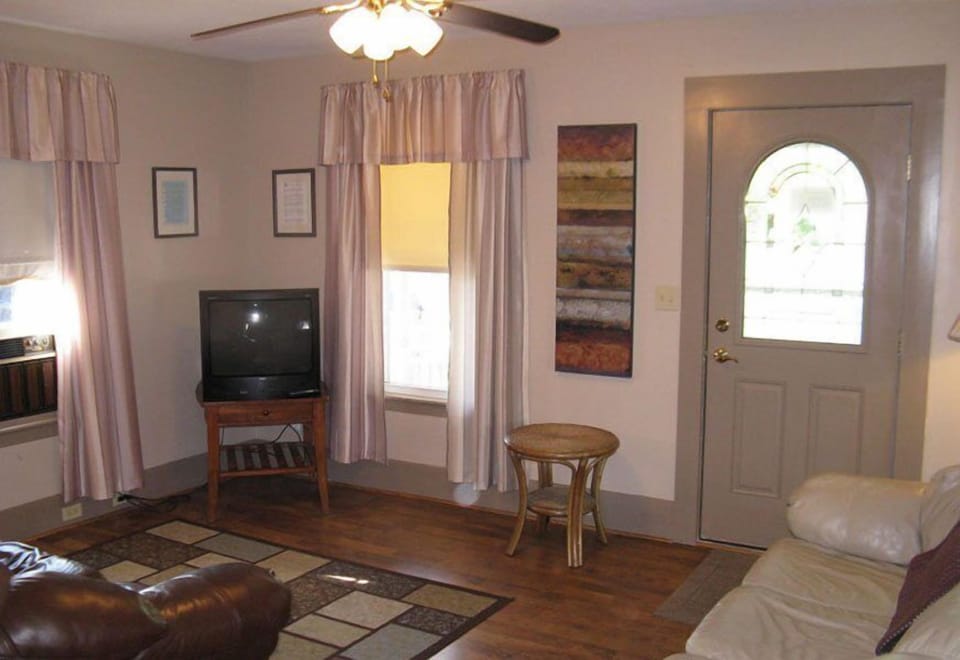 The Harriet's House | Living area | 40-inch TV with cable channels