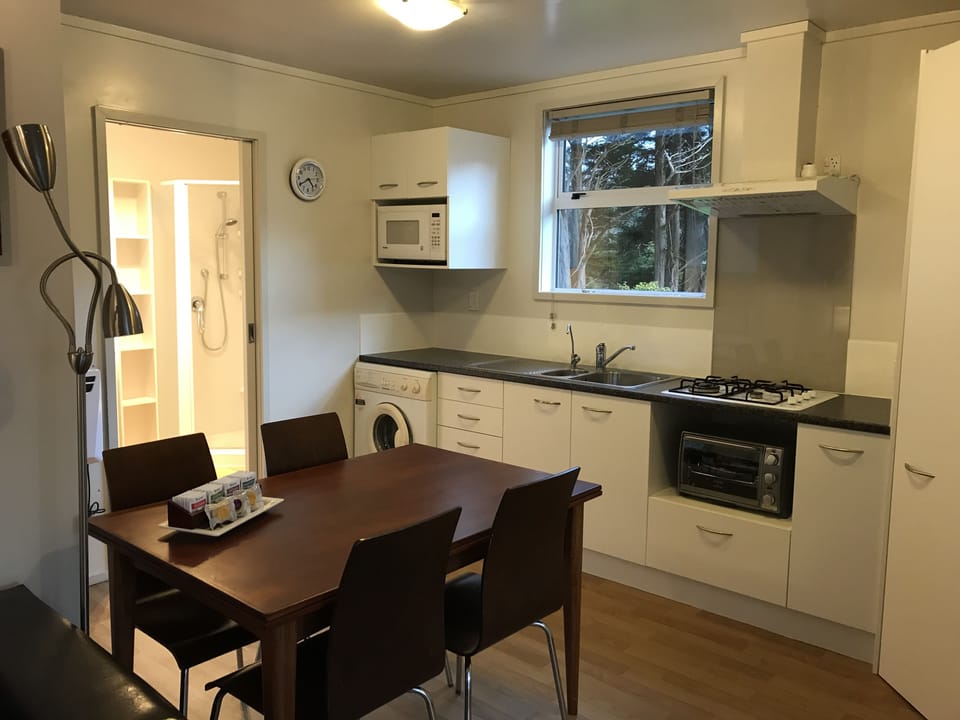Cottage, 2 Bedrooms, Garden View | Private kitchen | Fridge, microwave, oven, stovetop