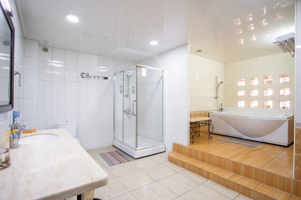 Deluxe Room | Bathroom | Hair dryer, slippers, towels