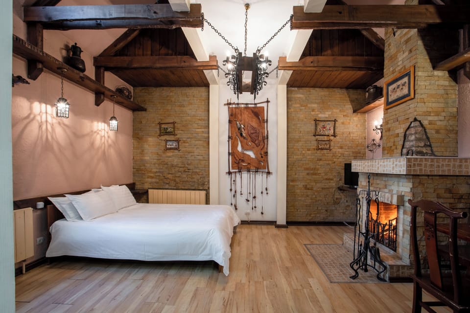 Deluxe Room | Iron/ironing board, free WiFi, bed sheets