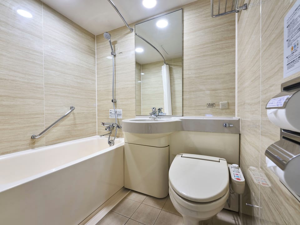 Combined shower/tub, deep soaking tub, free toiletries, hair dryer