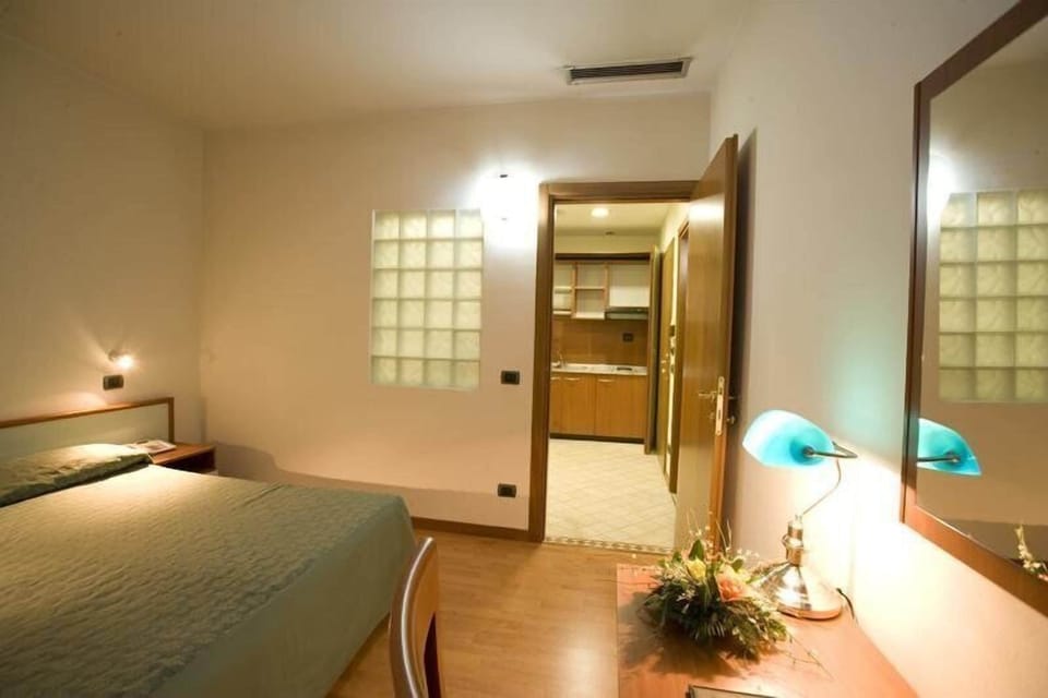Premium bedding, minibar, free WiFi, bed sheets