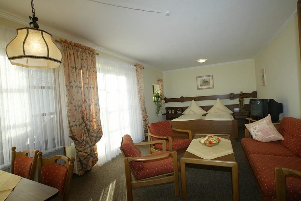 Double Room | Living area | 100-cm flat-screen TV with cable channels, TV