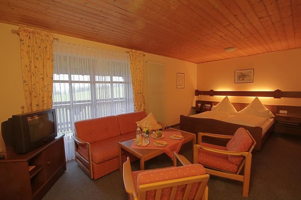 Double Room | Desk, WiFi (free), bed sheets