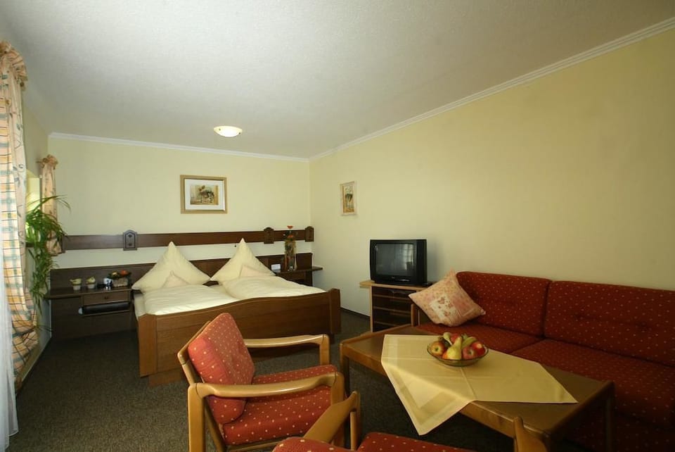 Double Room | Desk, WiFi (free), bed sheets