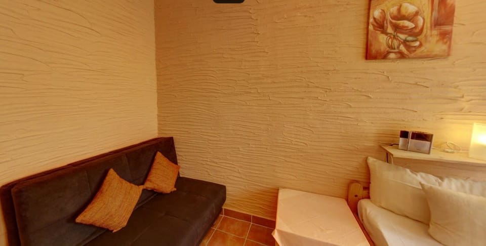 Double Room, 1 Queen Bed | Hypo-allergenic bedding, individually decorated, individually furnished