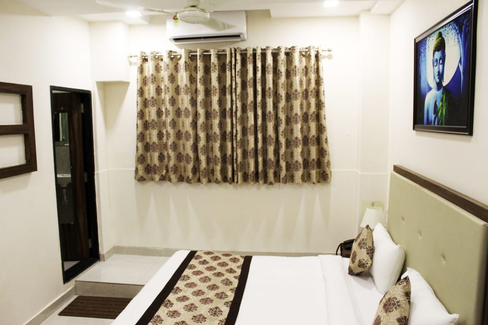 Standard Room, 1 King Bed, Accessible, Non Smoking | Living room | 32-inch LED TV with cable channels, TV