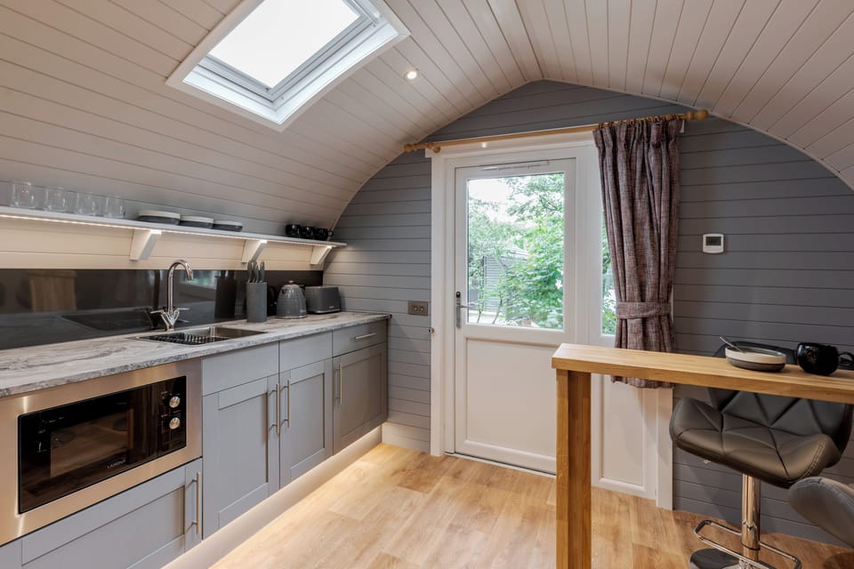 Comfort Cabin | Iron/ironing board, bed sheets