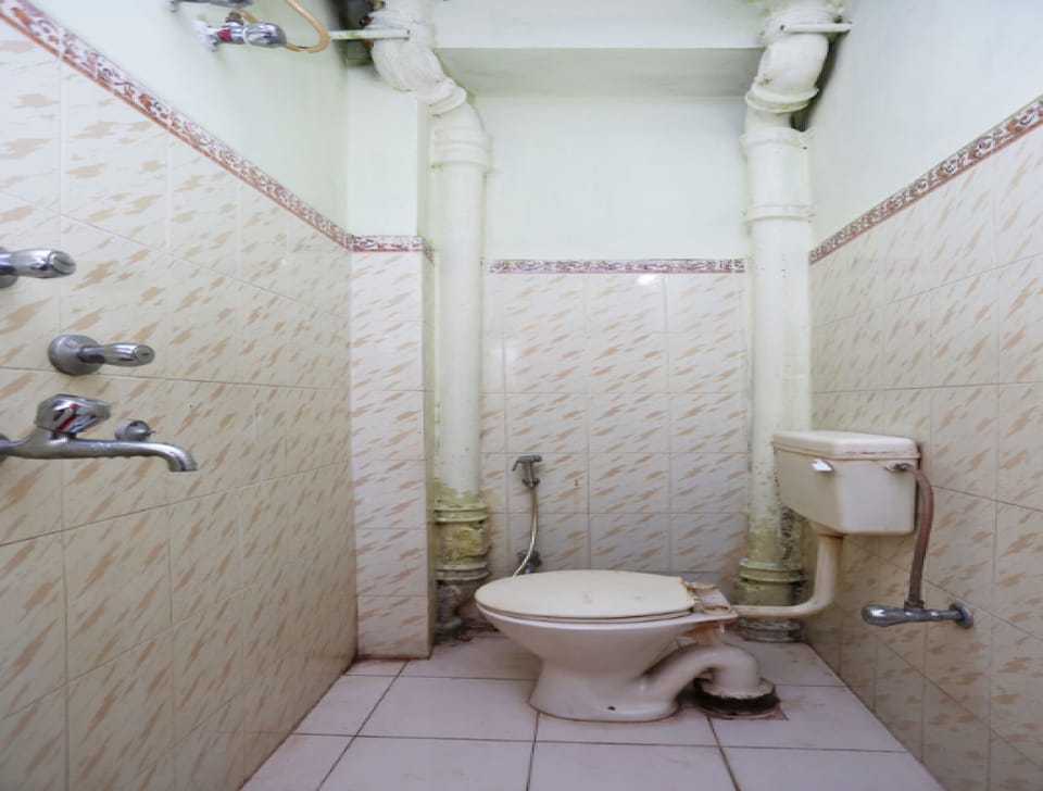 Shower, free toiletries, towels
