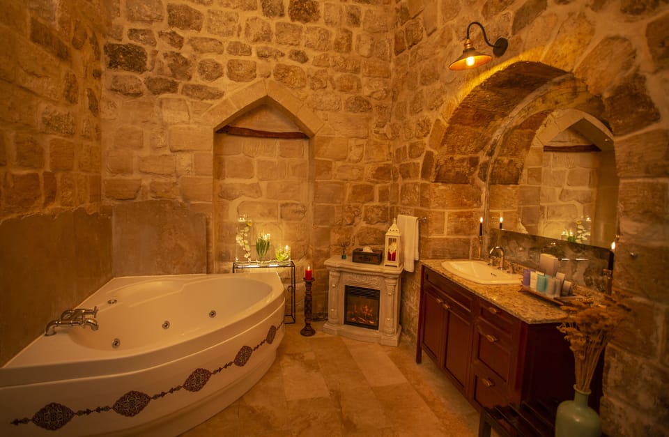 Deluxe Suite | Premium bedding, free minibar, individually decorated