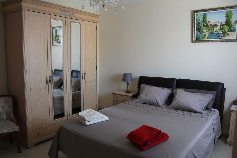 Classic Double Room, 1 Queen Bed, Non Smoking, Ensuite | Blackout drapes, WiFi (free), bed sheets
