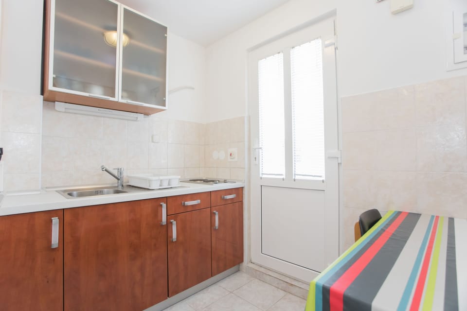 Economy Studio, Courtyard View | Private kitchen | Fridge, stovetop, electric kettle, cookware/dishes/utensils