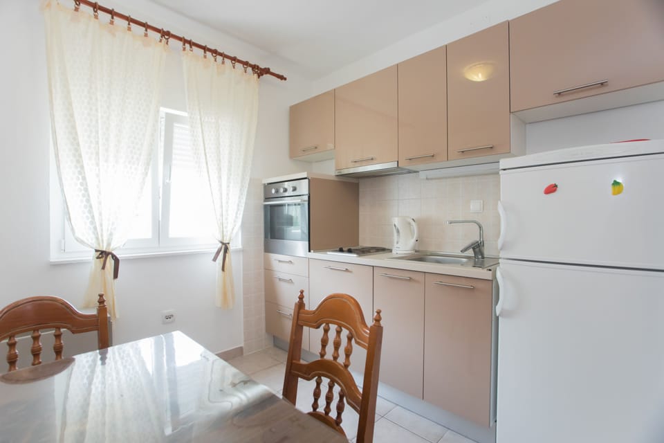 Family Apartment | Private kitchen | Fridge, stovetop, electric kettle, cookware/dishes/utensils